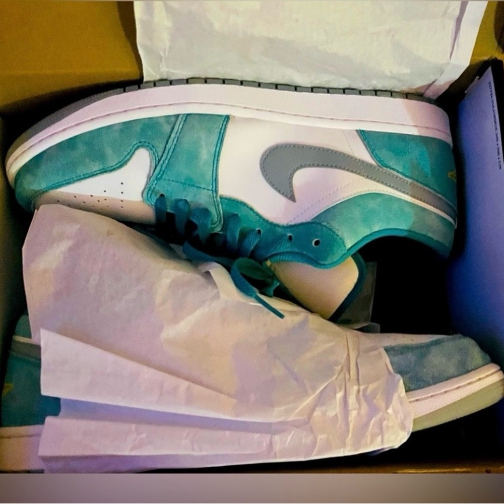 **SOLD**♦️Jordan 1 Low SE♦️(New Emerald), Men’s Size 14 / Women’s Size 15.5